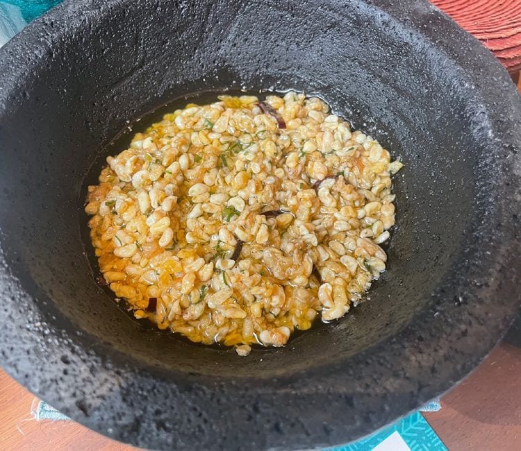 Molcajete de piedra con escamoles a la bilbaína y tuétano a la brasa