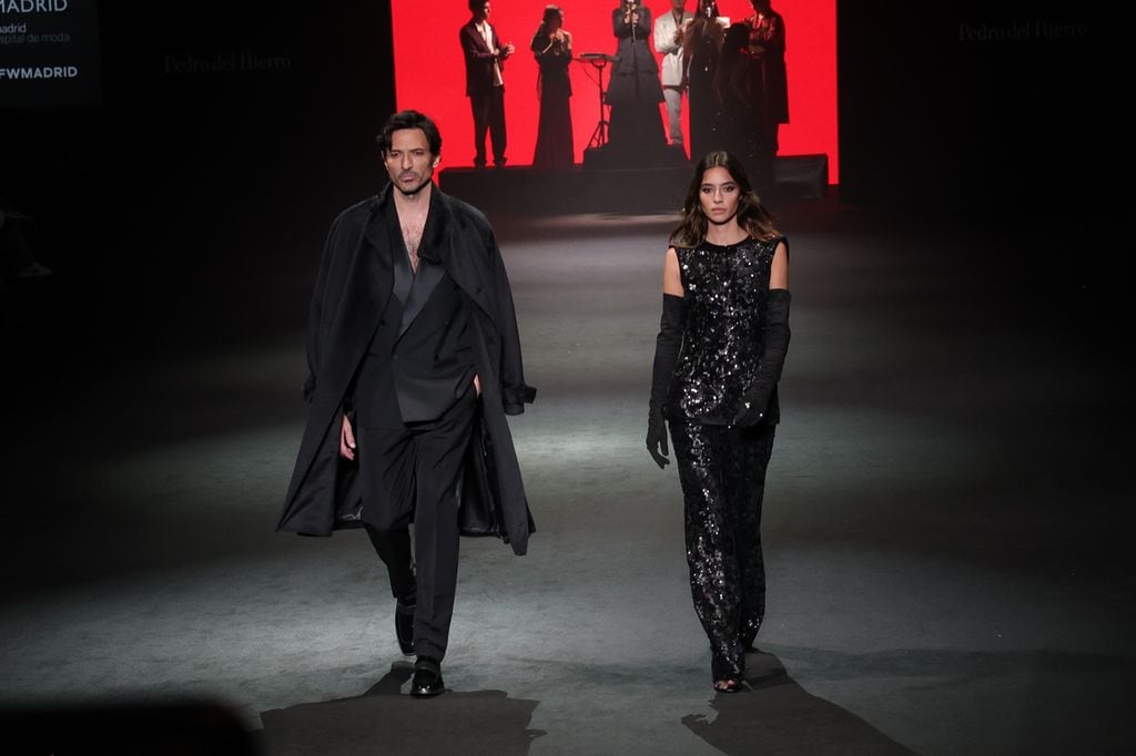 Rocío Crusset y Andrés Velencoso en la pasarela de "Pedro del Hierro" durante la Pasarela Cibeles Mercedes-Benz Fashion Week Madrid 2025 en Madrid, el jueves 20 de febrero de 2025.