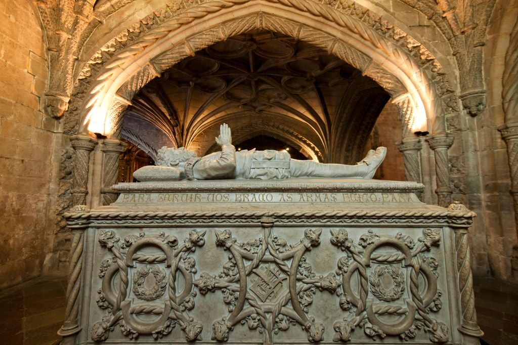 Tumba del poeta Luis de Camoens en el Monasterio de los Jerónimos de Lisboa, Portugal