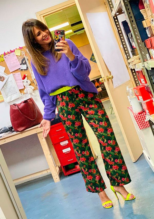 Nuria Roca con pantalón estampado y jersey violeta en El Hormiguero