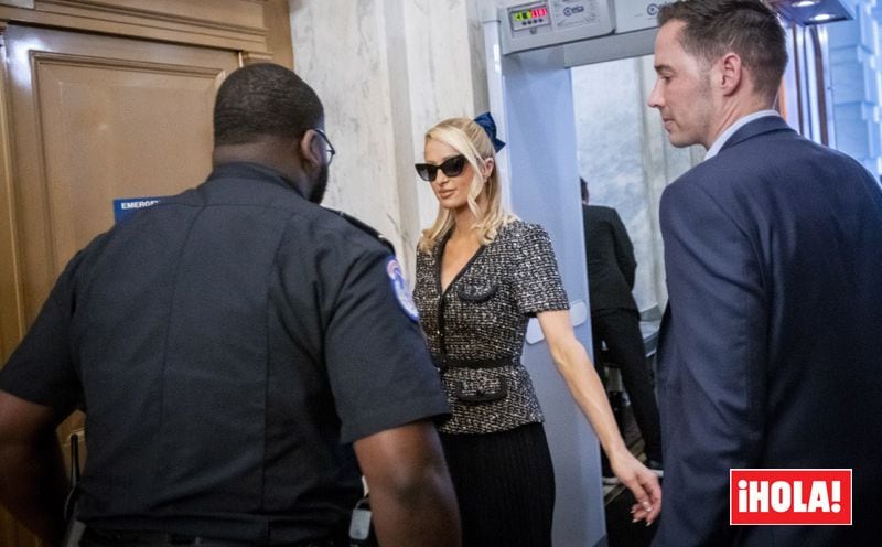 Paris Hilton siendo cacheada a la entrada del Capitolio 