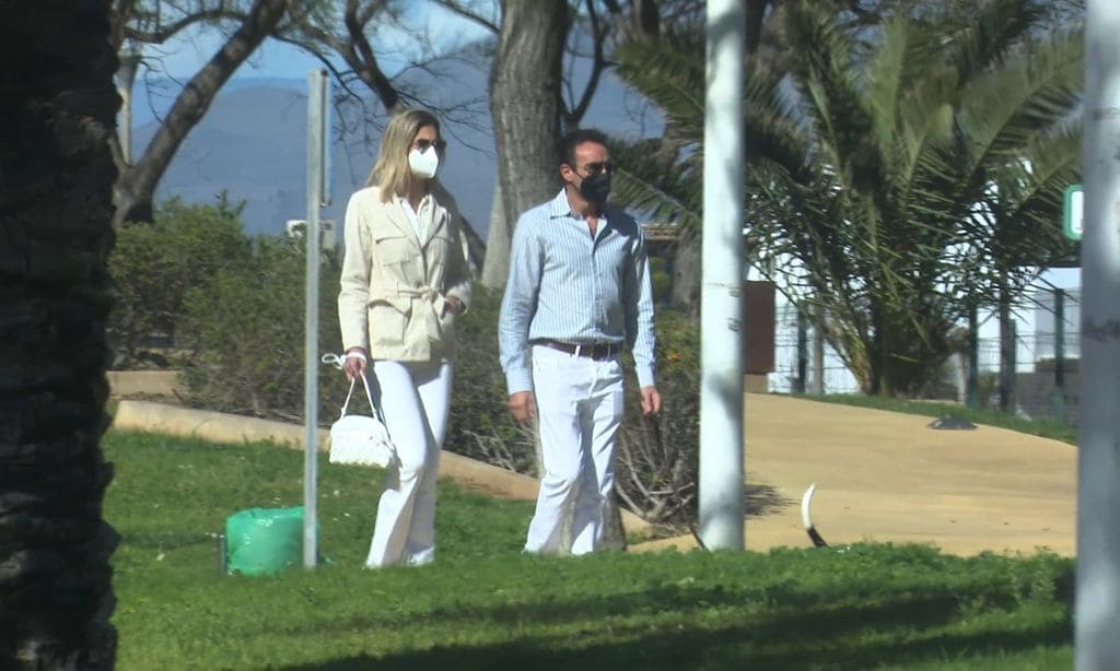 Ana Soria y Enrique Ponce paseando a su perro