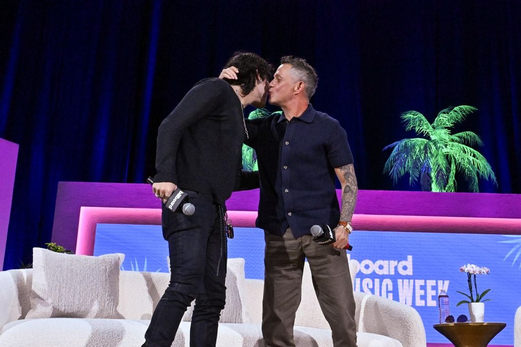 Alejandro Sanz con su hijo Alexander durante una charla en la Billboard Latin Music Week en Miami Beach, Florida, el 16 de octubre de 2024