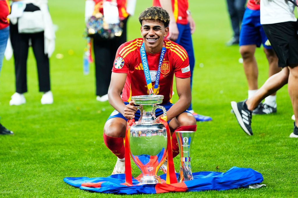 Lamine Yamal posando con la Eurocopa en Berlín