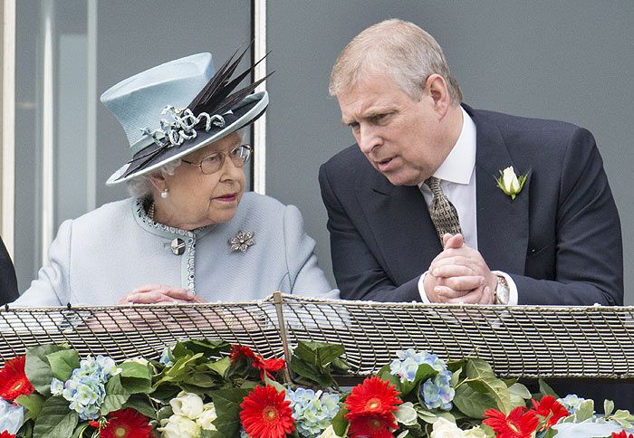 Isabel II y el príncipe Andrés