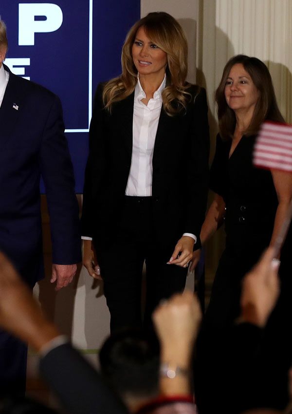 Melania Trump con traje de chaqueta