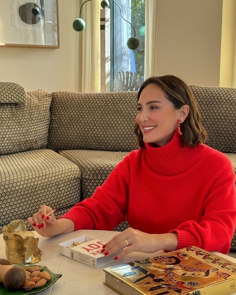 Tamara Falcón manicura roja navidad