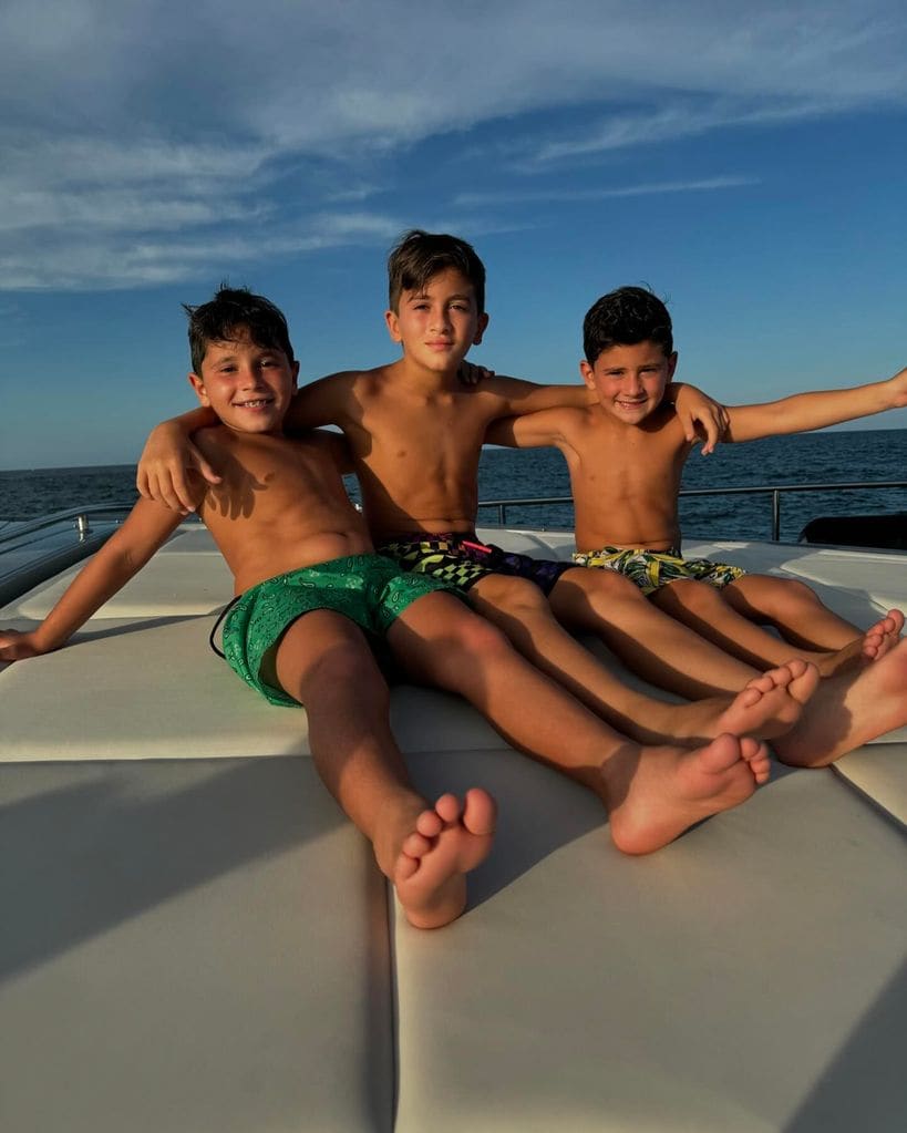 Mateo, Thiago y Ciro son la adoración de sus padres,