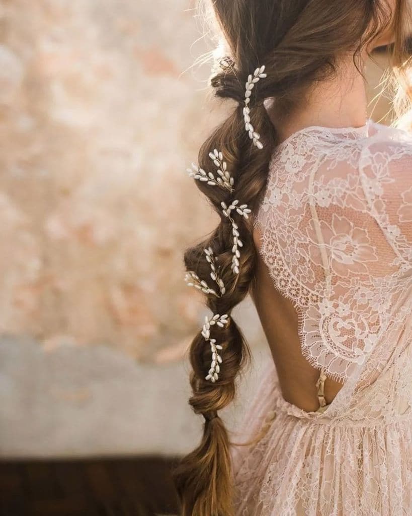 Peinados de novia con trenzas con flores