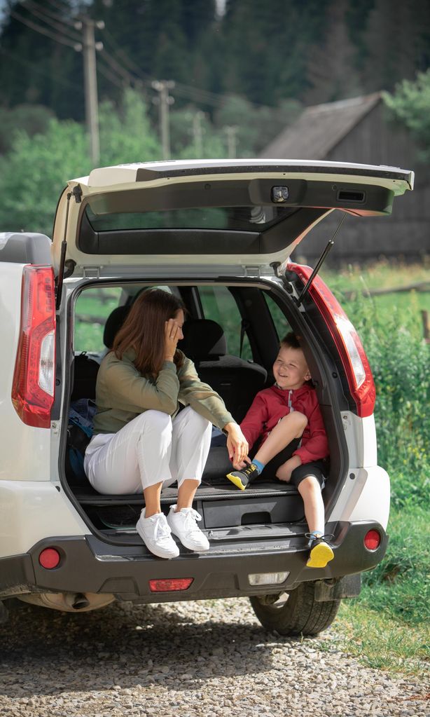 Madre e hijo en una parada de viaje en coche