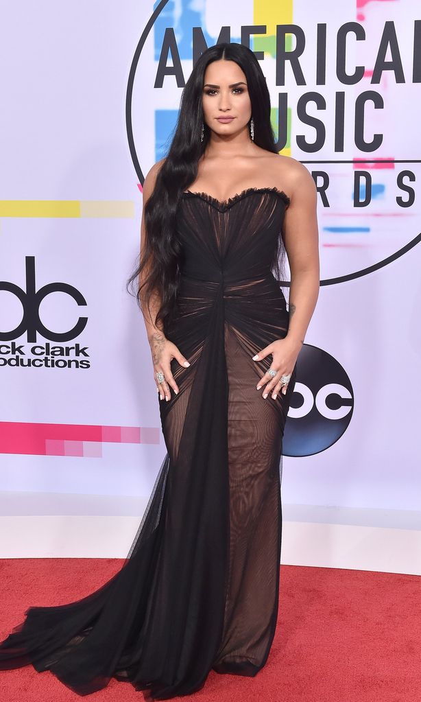 demi lovato con vestido negro de ester abner