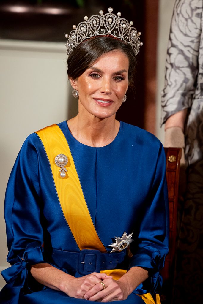 Reina Letizia vestido gala tiara