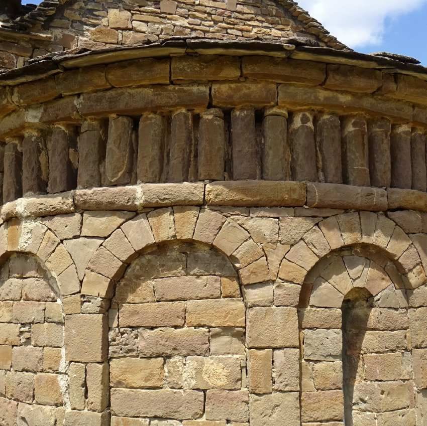 Detalle del ábside semicircular de la iglesia románica de San Andrés en el pueblo de Satué.