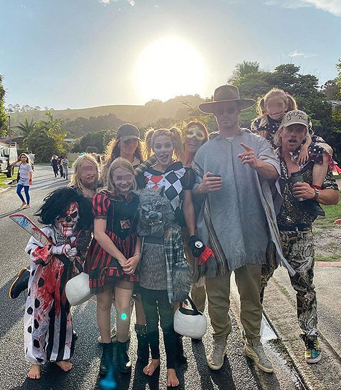 Elsa Pataky y Chris Hemsworth con amigos