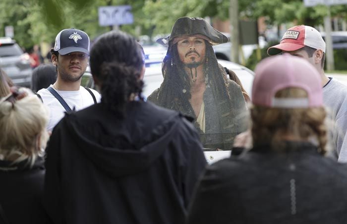 Un fan con una imagen de Jack Sparrow a las puertas del juicio de Depp