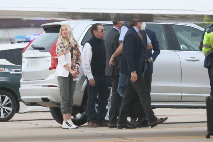 Pedro Campos y su mujer acompañan a don Juan Carlos antes de viajar a Madrid
