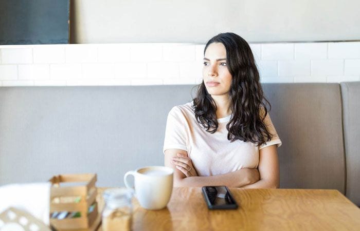 Chica seria en una cafetería