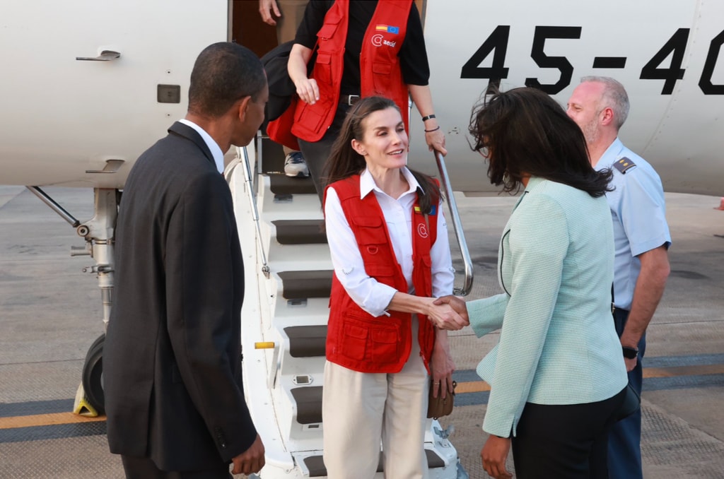 Llegada de la Reina al Aeropuerto Internacional Nelson Mandela para conocer el trabajo de la Cooperación Española en igualdad de género, desarrollo integral y economía azul con Cabo Verde