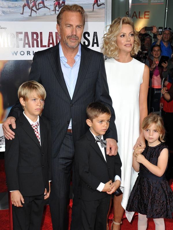 Kevin Costner y Christine Baumgartner presumieron de hijos en el estreno de la última película de Kevin Costner, 'McFarland USA' 