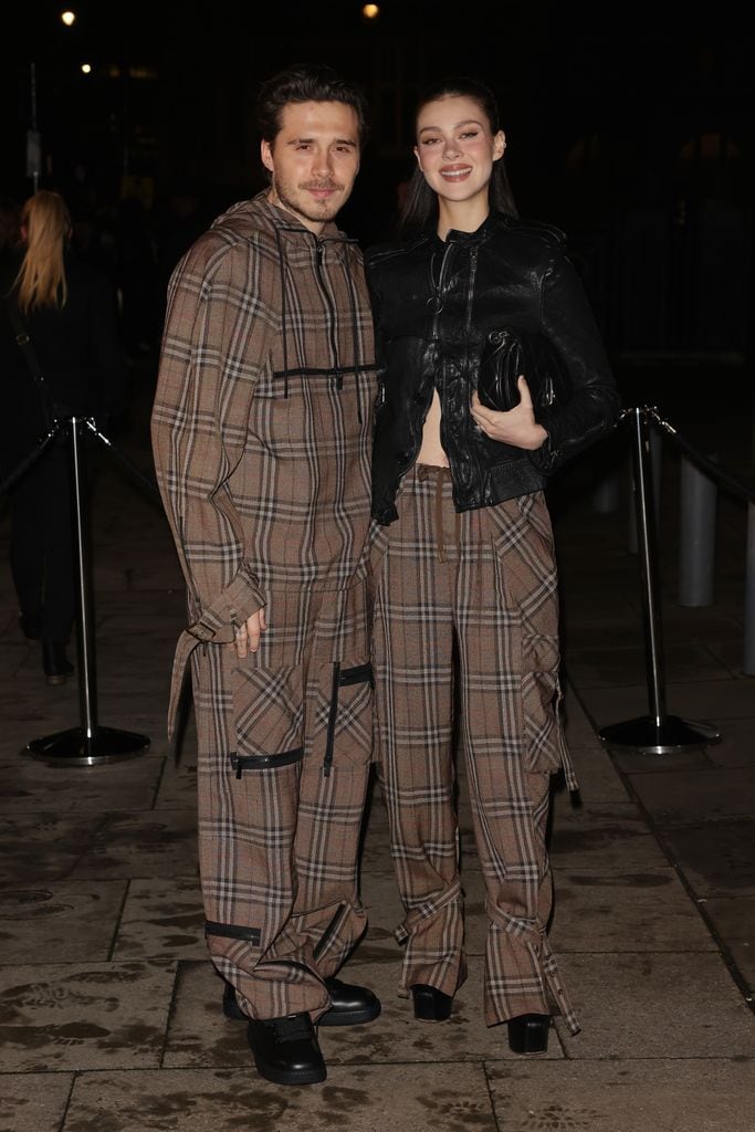 Brooklyn Beckham y Nicola Peltz tras llegar al desfile de Burberry 