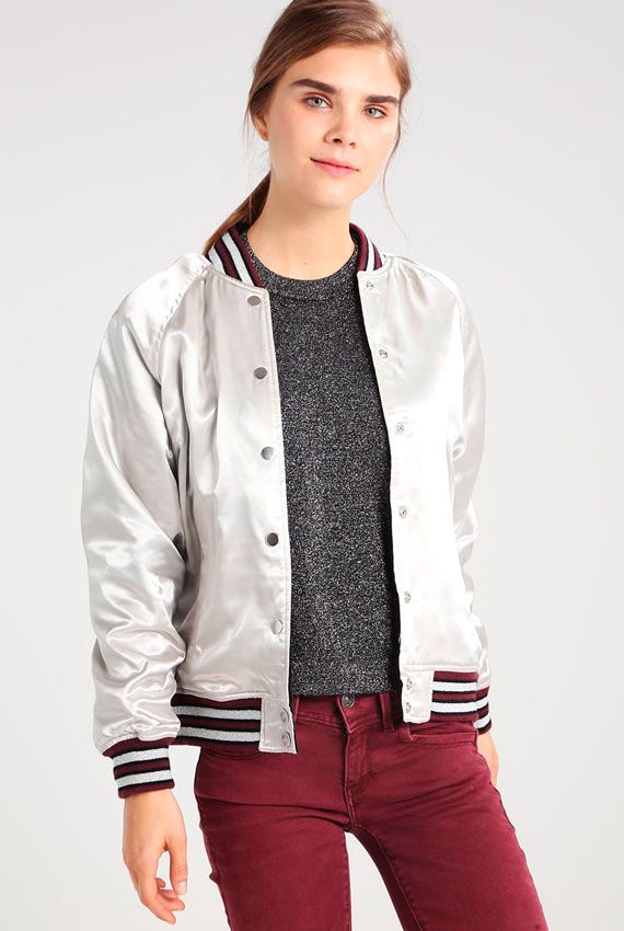 dove_cameron_chaqueta_plata_6a