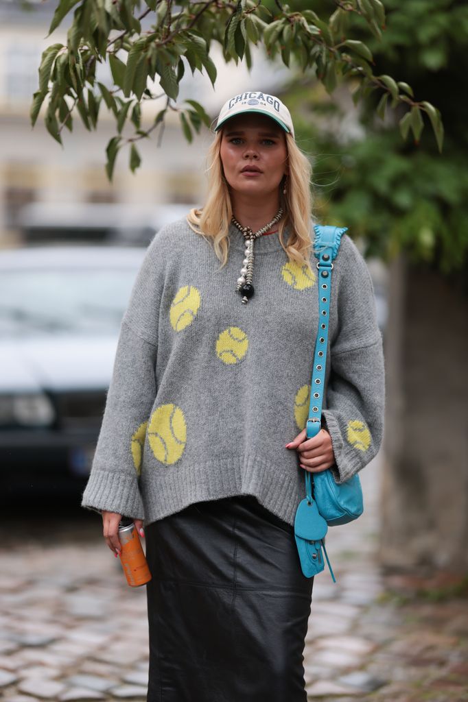 gorra con jersey y collar de lazo