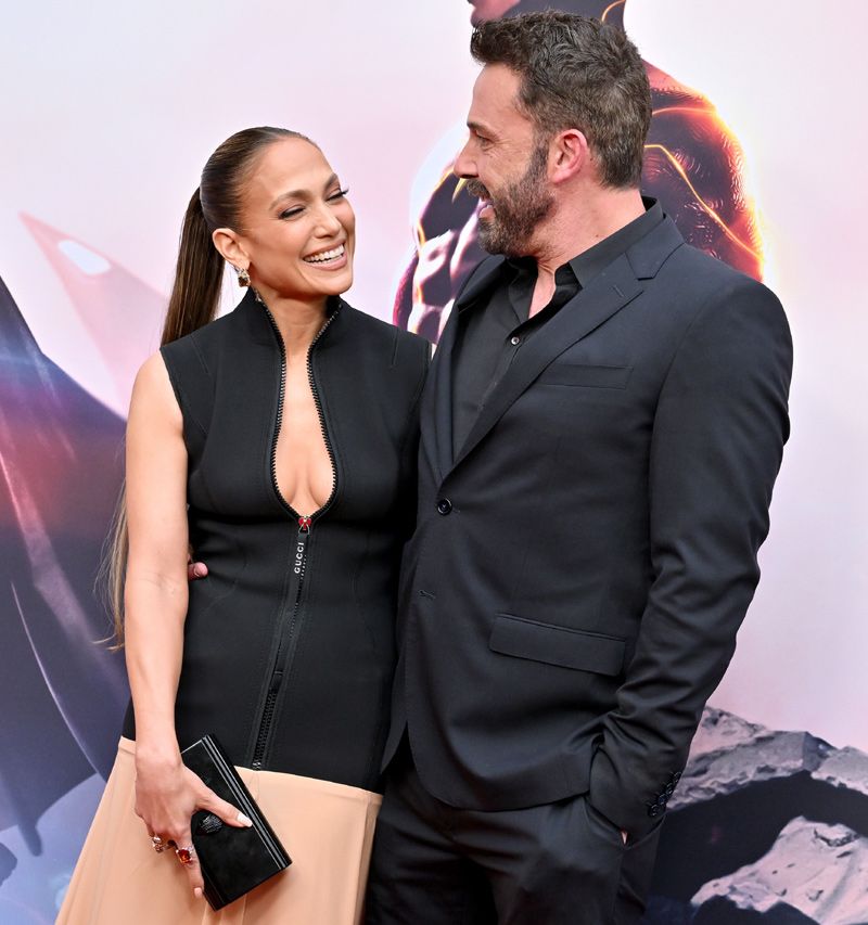 Jennifer Lopez y Ben Affleck besándose en la alfombra roja