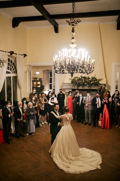 Baile nupcial en una boda por la noche