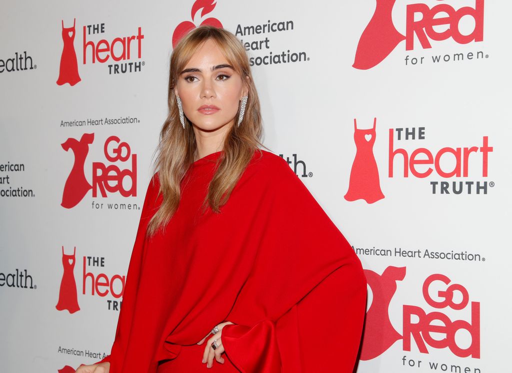 Suki Waterhouse con look rojo en Nueva York