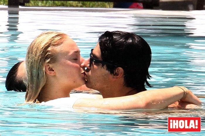 Joe Jonas y Sophie Turner celebran el cumpleaños del cantante con un baño... de besos