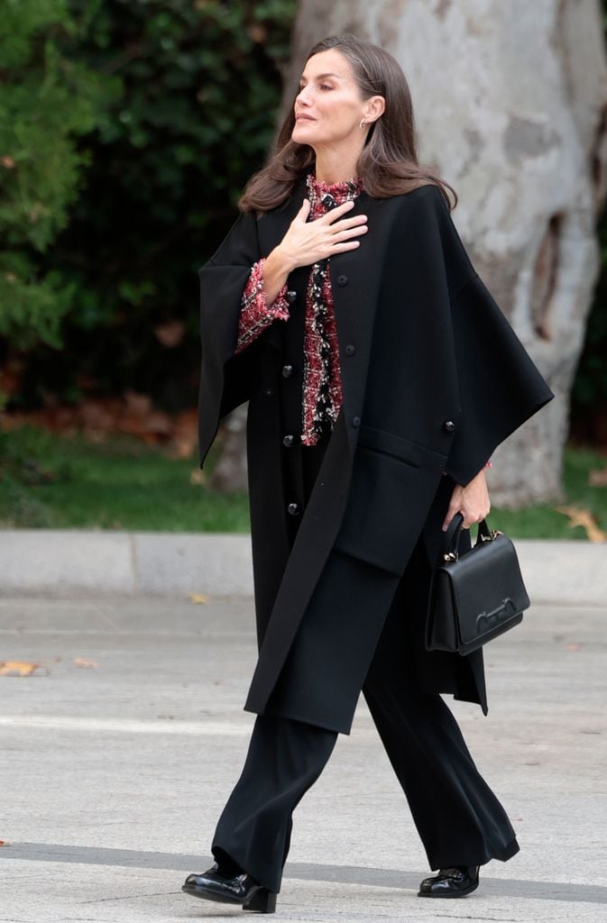  Reina Letizia look Madrid abrigo negro chaqueta tweed