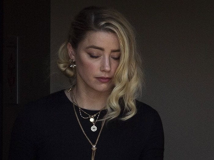 Imagen de Amber Heard escuchando la sentencia del juicio 