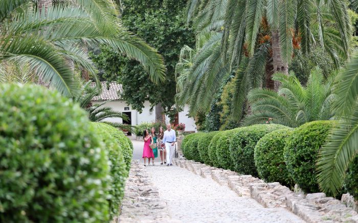 Los Reyes y sus hijas en los jardines de Alfàbia