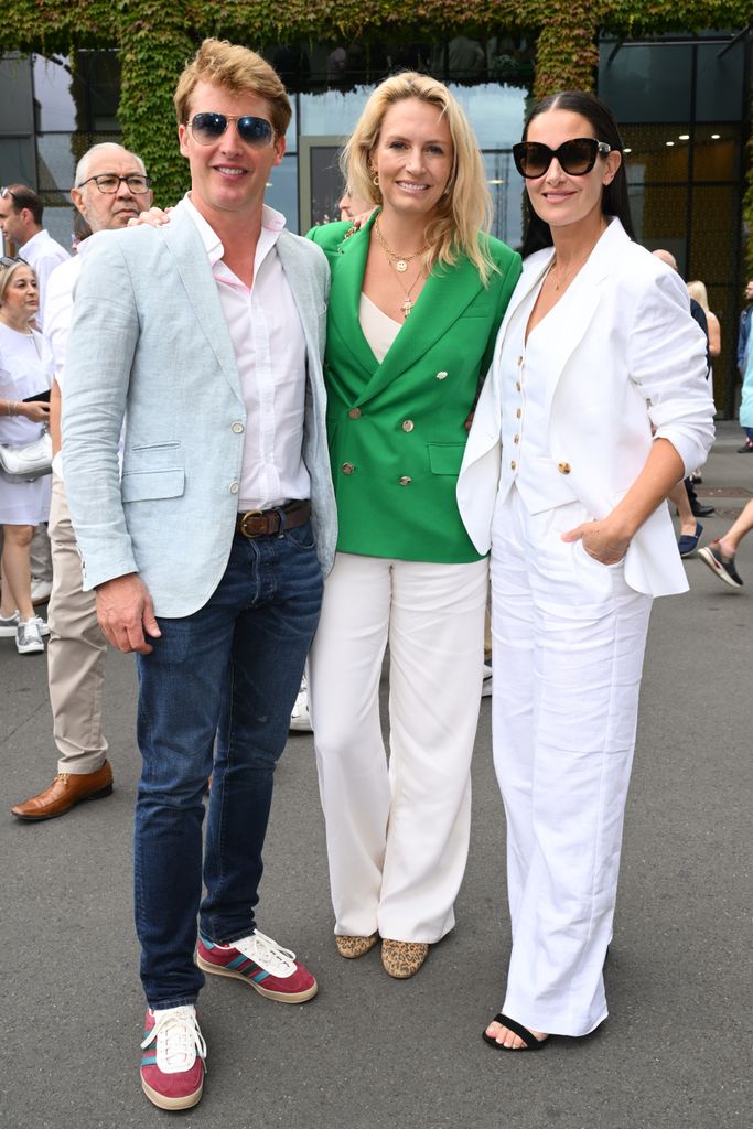 James Blunt y su mujer, Sofia Wellesley, posan con Kirsty Gallacher en las instalaciones donde se lleva a cabo Wimbledon