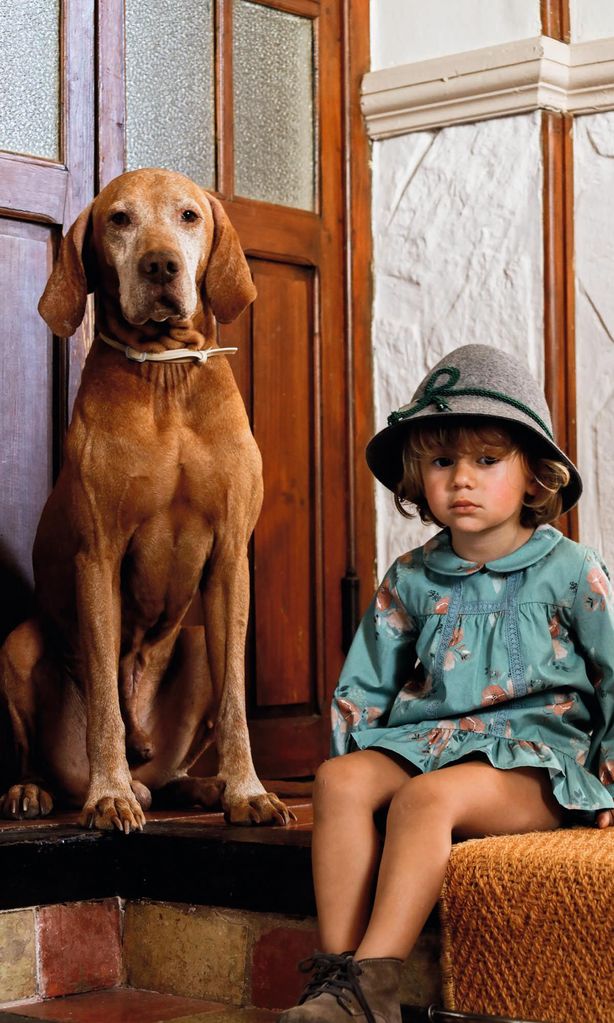 Sobre estas líneas, la pequeña Rosario, con su perrito Fritz.