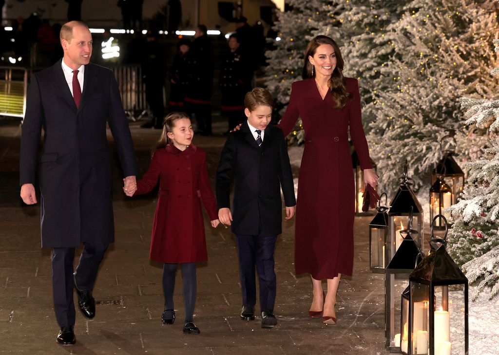 La princesa de Gales estrenó su vestido tipo abrigo de Epinone London el 15 de diciembre de 2022 durante la grabación del Concierto de Navidad en la Abadía de Westminster.