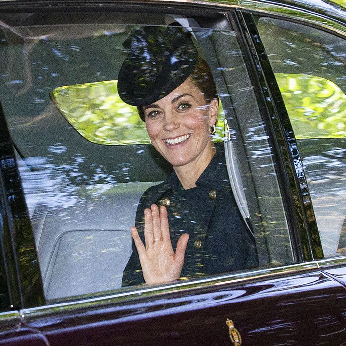 Los duques de Cambridge acuden a la iglesia junto a Isabel II