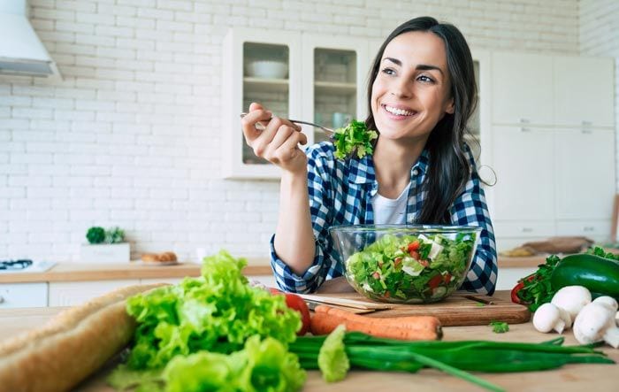 mujer comiendo ensalada