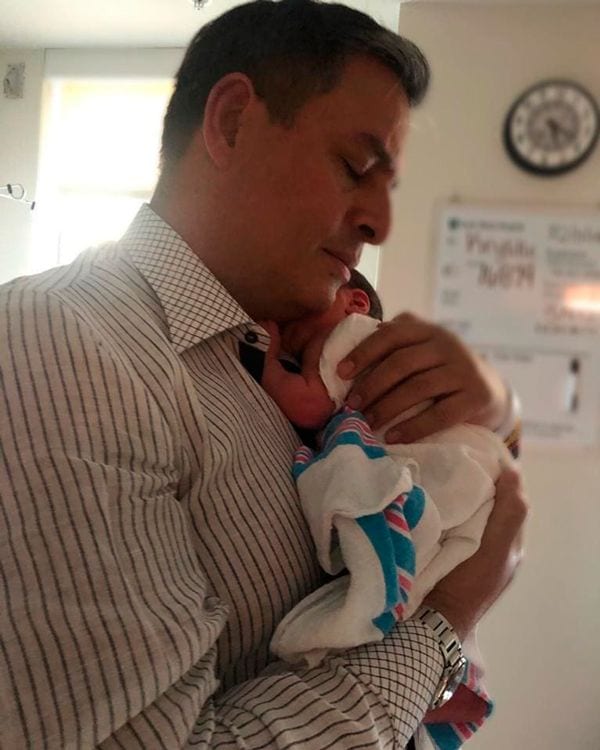 Daniel Sarcos con su bebé