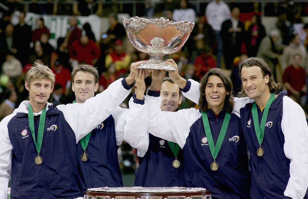 Juan Carlos Ferrero, Tommy Robredo, Jordi Arrese, Rafael Nadal y Carlos Moya tras ganar la Copa Davis en Sevilla el 5 de diciembre de 2004