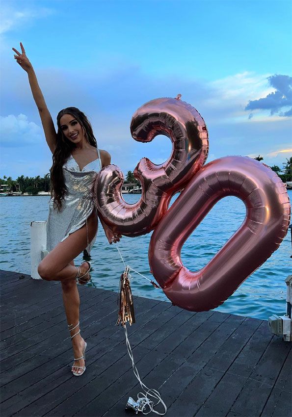 Olivia Culpo celebra sus 30 años con el vestido de Kate Moss