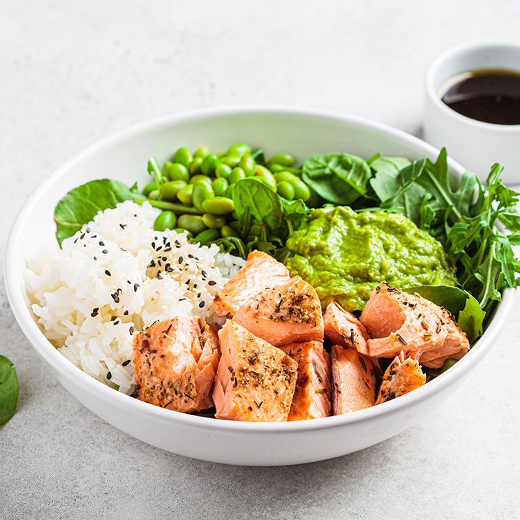 Poke de salmón con edamame, arroz y guacamole