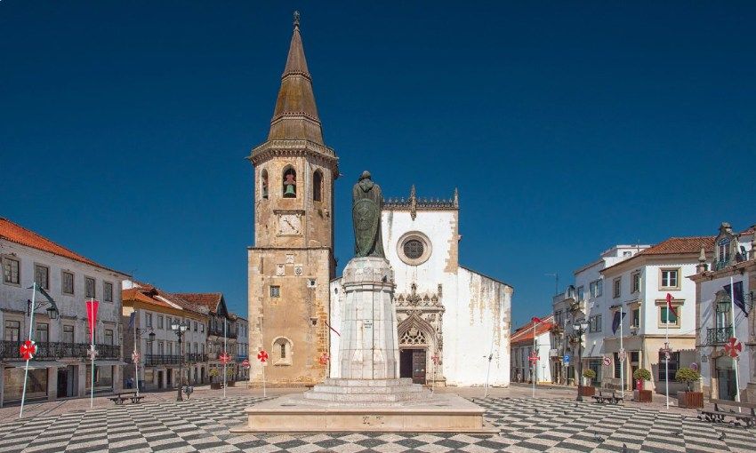 Plaza Mayor de Tomar e iglesia de San Juan Bautista, Portugal