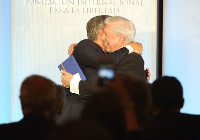 Mario Vargas Llosa y Mauricio Macri