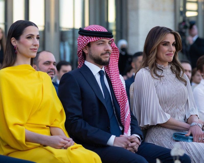 Rania de Jordania con su hijo mayor y Rajwa