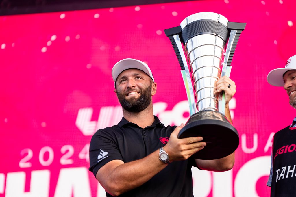 Jon Rahm, con el trofeo de la LIV Golf League el pasado domingo