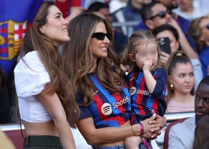 Anna Lewandoswa y sus hija en el Camp Nou