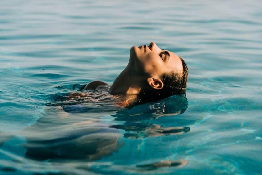 mujer cabeza agua