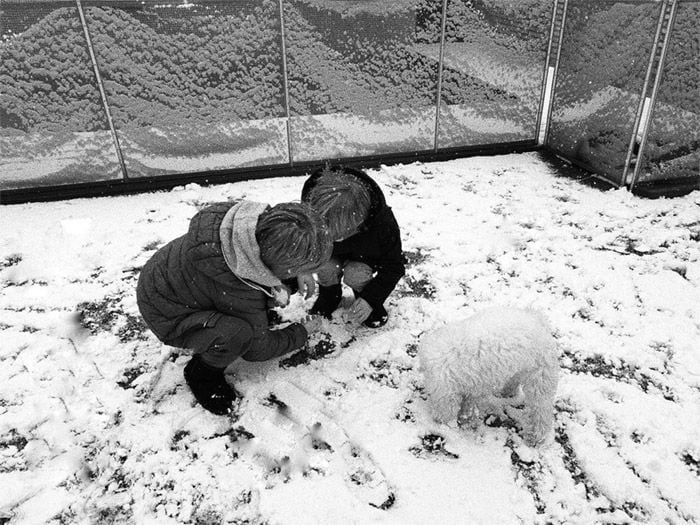 Los hijos de Sara Carbonero jugando en la nieve