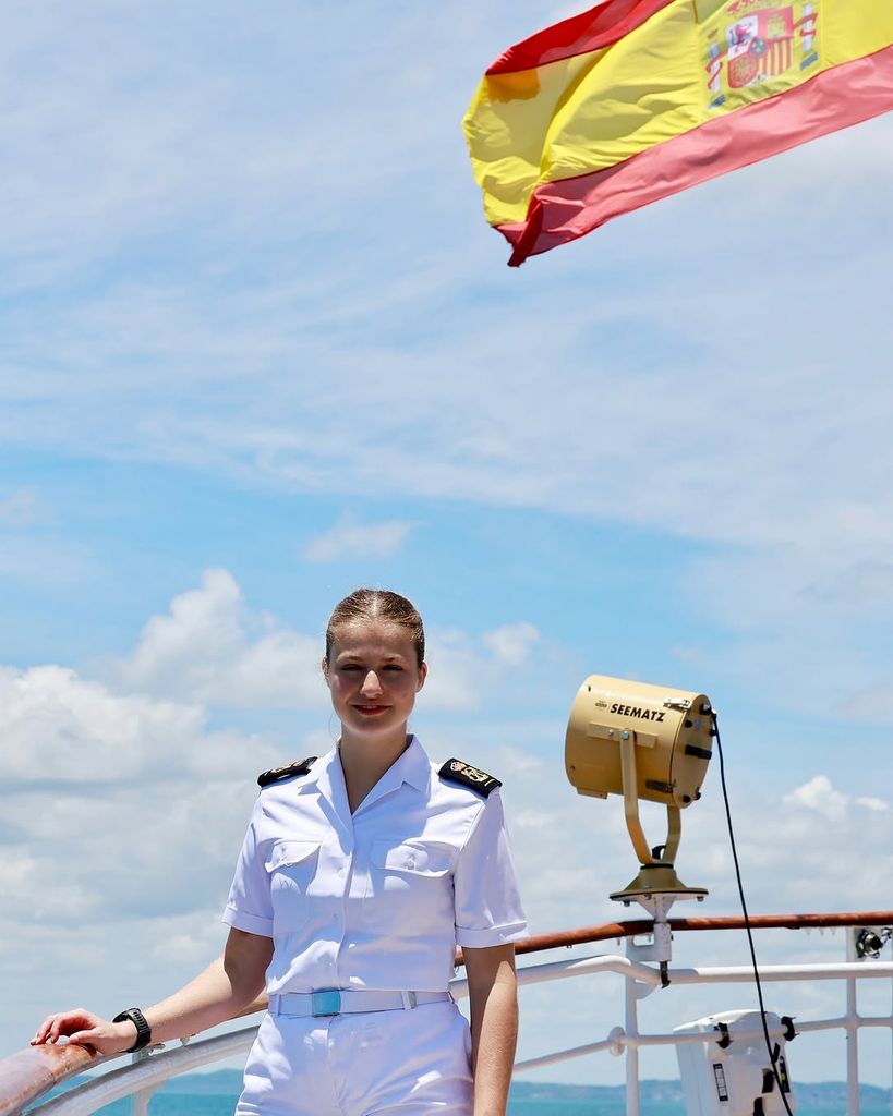 La princesa Leonor a bordo del buque Juan Sebastian Elcano en el puerto de Salvador de Bahía (Brasil) este 13 de febrero de 2025